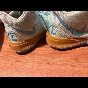 Size 8 man kyrie SpongeBob edition